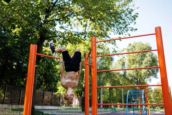 Baş Aşağı Asılı Duran Sporcu Çocuk Için Okul Parkındaki Yatay — Stok fotoğraf