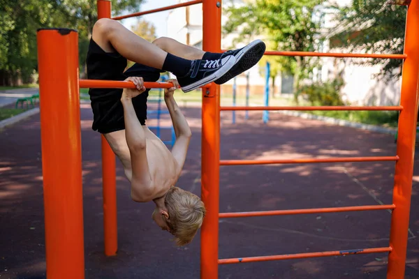 Athletic Teenager Made Backbend Hanging Horizontal Bar Street Workout Horizontal — Stock Photo, Image