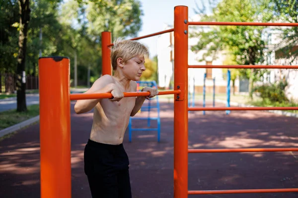 Fit Child Performed Sport Pull Bar Street Workout Horizontal Bar — Stock Photo, Image