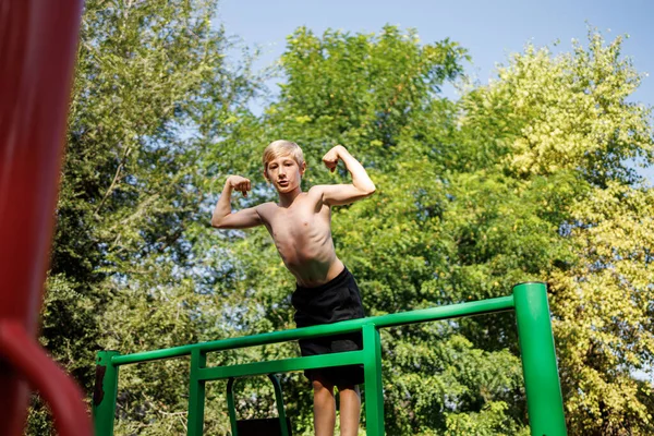 Sports Child Climbed Sports Horizontal Bars Shows Muscles Arms Street — Stock Photo, Image