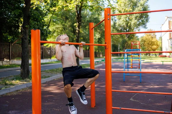 Nastolatek Jest Mocno Wyciągnięty Poprzeczkę Trening Uliczny Poziomym Barze Parku — Zdjęcie stockowe