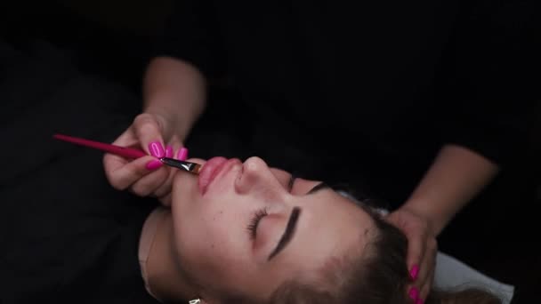 Aplicação Creme Treinamento Contorno Lábio Inferior Antes Procedimento Maquiagem Permanente — Vídeo de Stock