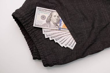 100 dolarlık banknot pantolonunun cebinden dışarı bakıyor. Cebinden para çıkıyor.. 