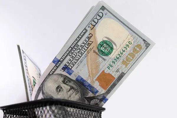 钞票从篮子里看得见 这些美元在文具篮子里 — 图库照片