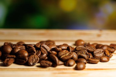 Masada kavrulmuş kahve çekirdekleri. Kahve çekirdekleri masada..