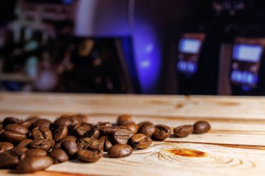 Kahve çekirdekleri bir kafenin zeminine saçılmış kahve çekirdekleri masanın üzerinde..