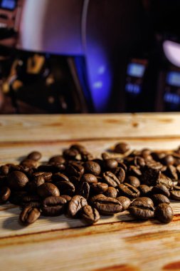 Kahve çekirdekleri bir kafenin zeminine saçılmış kahve çekirdekleri masanın üzerinde..