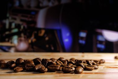 Kafeterya zeminine saçılmış tahıllar. Masadaki kahve çekirdekleri..