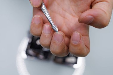 Tırnağının altından toprak çıkarıyor. Bir erkek manikür yaptırır.