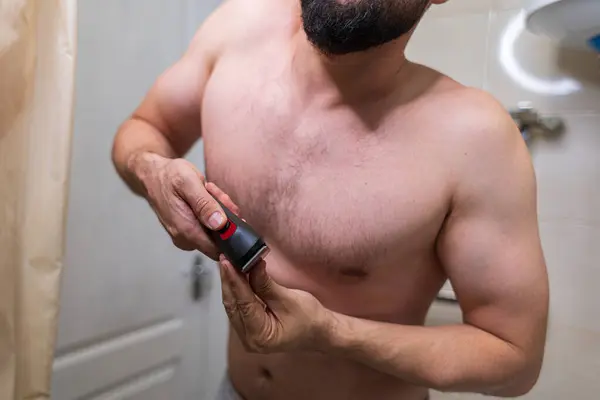 Man Demonstrates Electric Razor Holds His Hand Man Athletic Figure — Stock Photo, Image