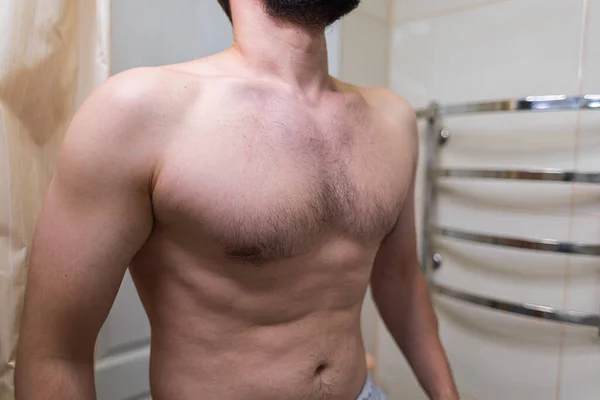 Bir Adamın Vücuduna Yakın Çekim Banyoda Atletik Figürlü Bir Adam — Stok fotoğraf