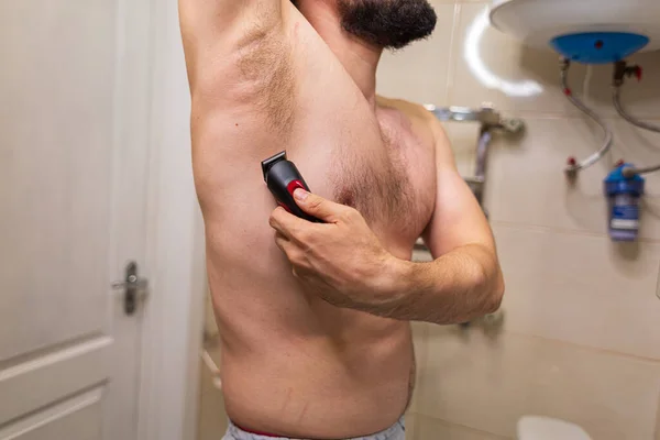 Pria Mencukur Ketiak Nya Seorang Pria Dengan Figur Atletis Kamar Stok Gambar