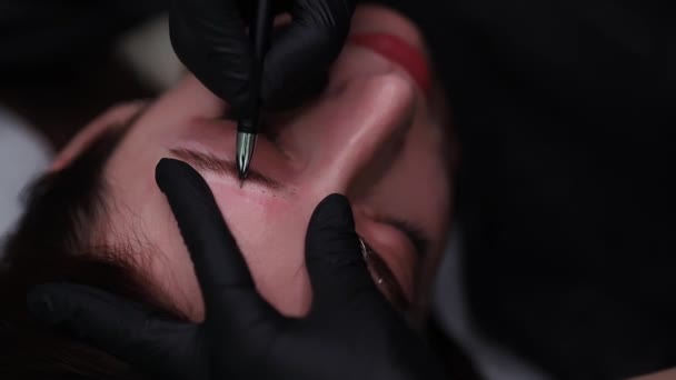 Kalıcı Bir Makyaj Sanatçısı Kaşlarının Etrafına Dolgu Kalemini Çizer — Stok video