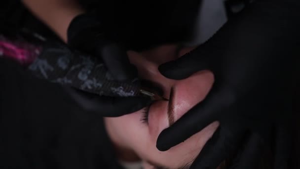 Applicering Puder Permanent Makeup Ögonbryn Med Tatueringsmaskin — Stockvideo