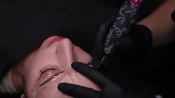 Modelo Procedimiento Maestro Maquillaje Permanente Sostiene Ceja Con Los Dedos — Vídeos de Stock