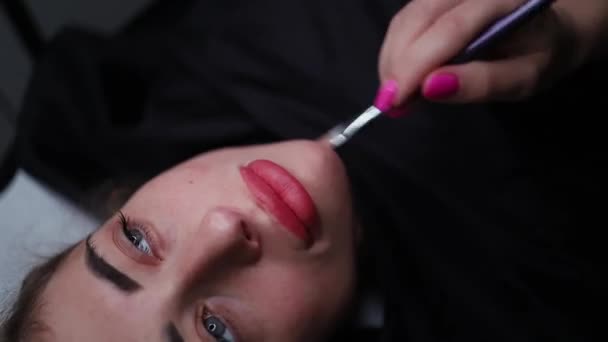 在永久妆容前 用刷子在嘴唇附近涂抹整个过程 — 图库视频影像