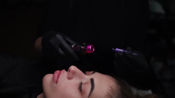 Artista Maquillaje Permanente Guantes Negros Prepara Para Procedimiento Inserta Cartuchos — Vídeo de stock