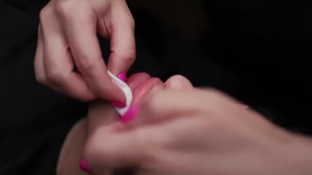 Avec Aide Une Éponge Coton Effacer Avec Surface Des Lèvres — Video