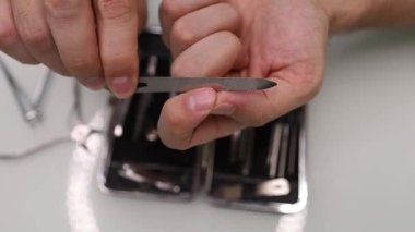 Tırnağı törpüyle keskinleştirmek, evde erkek manikürü..
