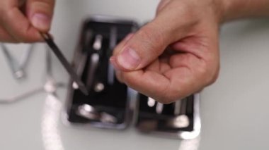 Bir dosyayla ayak tırnağını keskinleştirmek. Evde erkek manikürü..