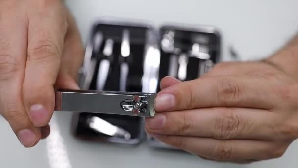 用剪指甲钳剪指甲 男人在家里修指甲 — 图库视频影像