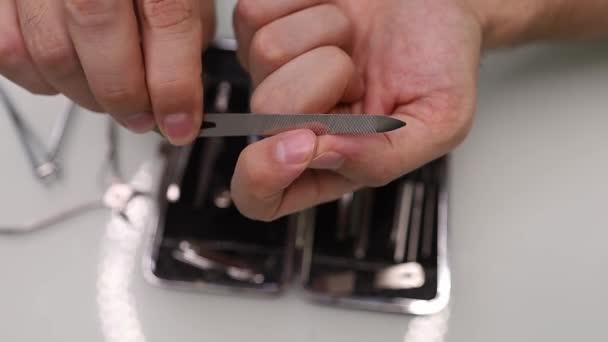 在家里 男人的指甲是用钉子文件把钉子削尖的 — 图库视频影像