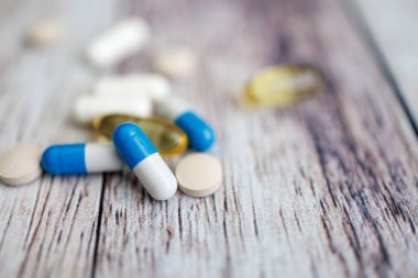 Vitamin kapsülleri, besin takviyeleri ve vitaminler.