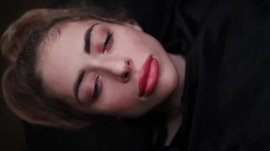 Dudak makyajı ameliyatından sonra güzel kız modeli kalıcı dudak makyajını bitirdi..