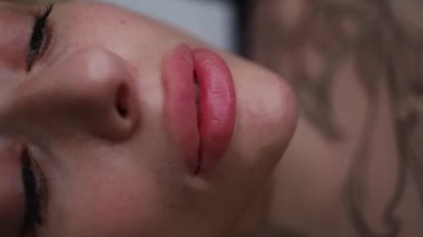 Kalıcı makyajdan önce hazırlanmış dudaklar.