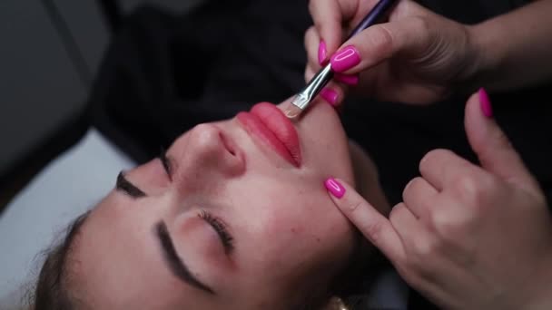 Maquilleur Permanent Applique Ton Lissant Contour Des Lèvres — Video