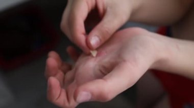 Sıkı çalışmaktan avucundaki nasıra dokunur. Sokak çalışması, avucumda yırtık deri..