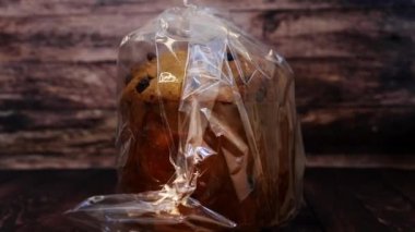 Folyoya sarılı Noel pastası. Panettone, Noel için yapılmış Noel ekmeği.