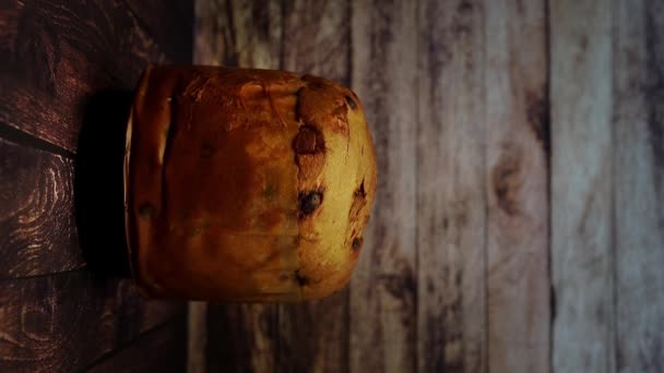 Jest Tort Wirujący Drewnianym Stole Panettone Świąteczny Chleb Zrobiony Boże — Wideo stockowe