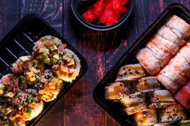 Masaya serilmiş yılan balığı ve somonlu suşi ruloları.