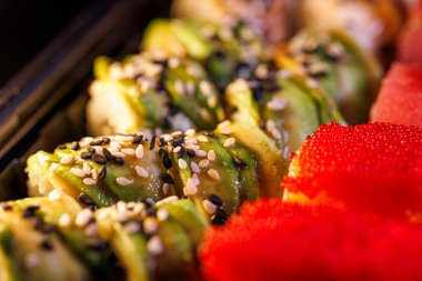 Bir set lezzetli suşi rulo kırmızı havyar suşi rulo.