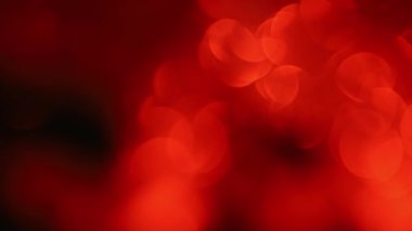 Dinamik bokeh ile bulanık arkaplanın koyu ve kırmızı parıltısı