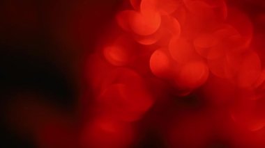 Dinamik bokeh ile bulanık arkaplanın koyu ve kırmızı parıltısı