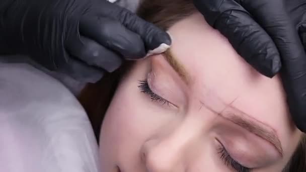 Após Procedimento Maquiagem Permanente Mestre Limpa Excesso Pigmento Das Sobrancelhas — Vídeo de Stock