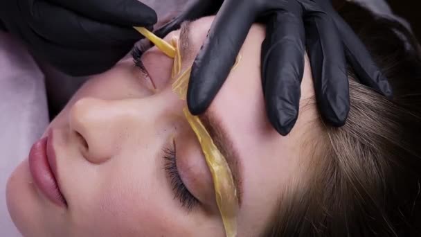 Vaxning För Att Bort Överflödigt Hår Efter Permanent Makeup Förfarande — Stockvideo
