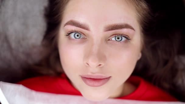 Chic Flicka Modell Med Utförda Permanenta Ögonbryn Makeup Förfarande Hon — Stockvideo
