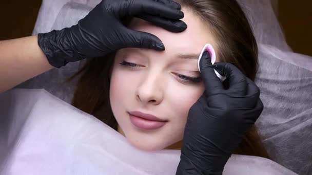 漂亮的女模特正在接受永久的化妆手术 永久化装程序 眉毛Pmu操作 — 图库视频影像