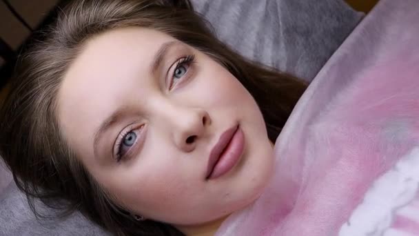Belle Fille Modèle Avant Procédure Maquillage Permanent Elle Des Sourcils — Video