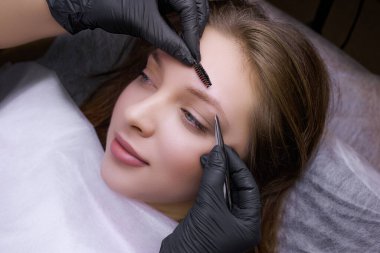 Kalıcı makyaj işleminden önce cımbızla kaş şeklini düzeltiyorum. PMU Prosedürü, Kalıcı Kaş Makyajı.