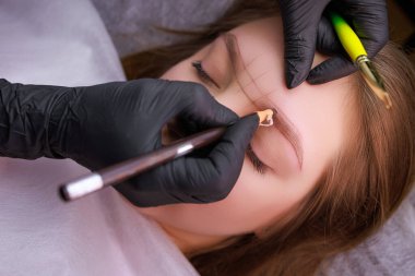 Kalıcı makyaj işleminden önce modelin kaşlarına eskiz çizdim. PMU Prosedürü, Kalıcı Kaş Makyajı.