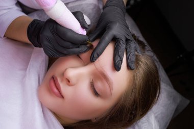 Kalıcı kaş makyajı konusunda ustanın elleri. PMU Prosedürü, Kalıcı Kaş Makyajı.