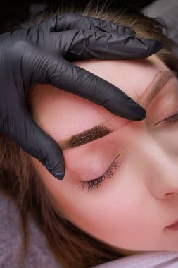 Cilde pigmenti uygulandıktan sonra kaşın makro fotoğrafı. PMU Prosedürü, Kalıcı Kaş Makyajı.