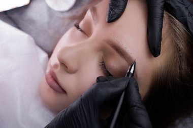 Kalıcı makyaj sırasında kaşların dış hatlarına ek bir çizim uyguluyorum. PMU Prosedürü, Kalıcı Kaş Makyajı.