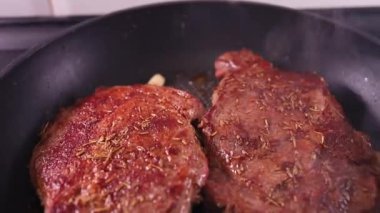 İki sulu et parçası tavada kızartıldı. Genç dana bifteği yumuşak bir et parçasıdır.
