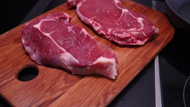 カメラを肉に近づける 若い静脈ステーキは肉の柔らかいカットです — ストック動画