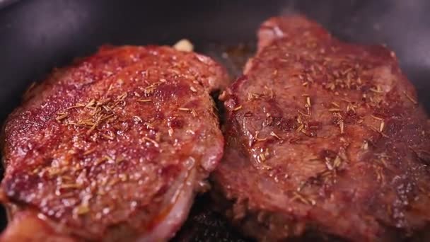 把相机靠近烤肉的碎片 小牛肉牛排是一块嫩肉 — 图库视频影像